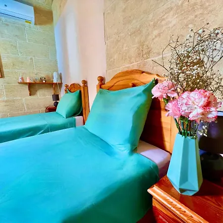 Grotto's Paradise Bed & Breakfast 4*